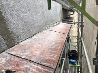 老朽化したひさし