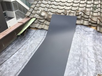 谷板金張り替えの様子