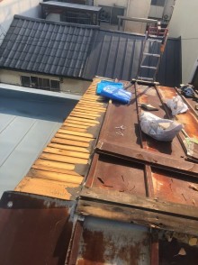 錆びついたトタンの重ね葺き