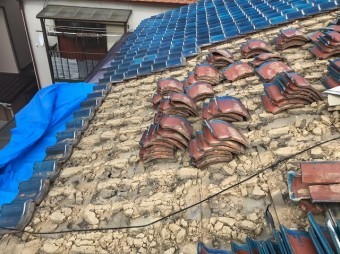 奈良市の長屋の土葺きの瓦屋根