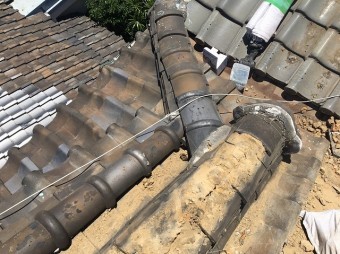 屋根の瓦を剥がしていきます