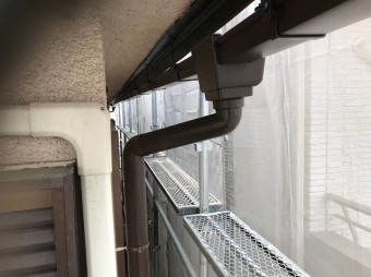 斑鳩町の雨樋交換の集水器設置