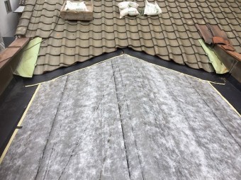 ルーフィング設置と谷板金張り替え