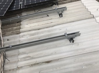 太陽光架台撤去中の屋根
