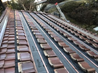 屋根に瓦を葺いていく準備
