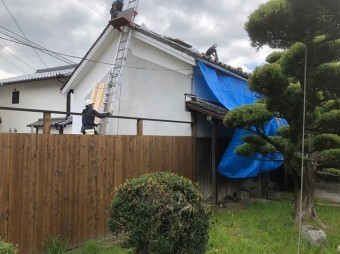 葺き替え工事中の様子