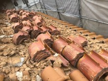 斑鳩町で瓦の解体作業