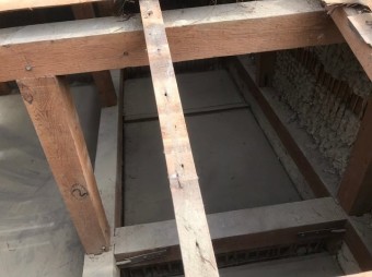 奈良市 長屋の釉薬瓦屋根 屋根裏