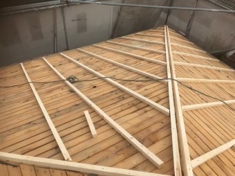 バラ板を不陸調整