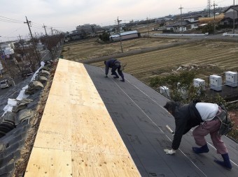 香芝市の和瓦屋根の半面