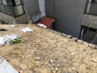 瓦撤去中