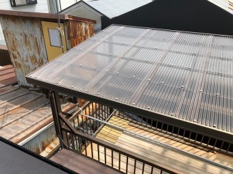 バルコニーのトタン屋根