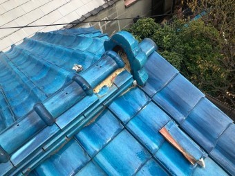 香芝市 青色釉薬瓦屋根 崩れた棟瓦