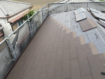 屋根材張りつけ中