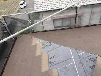 屋根材張りつけ途中