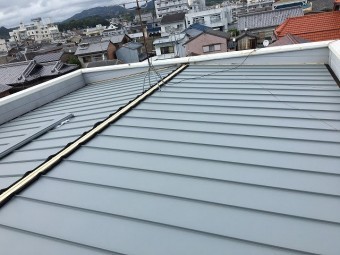 屋根材設置中