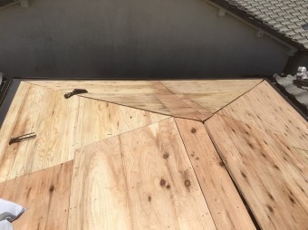 野地板設置中