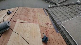 野地板設置中