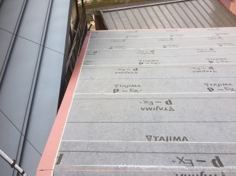 防水紙設置中