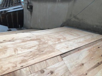 野地板設置中
