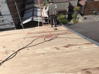 野地板設置中