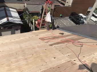 野地板設置中