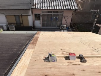 野地板設置中