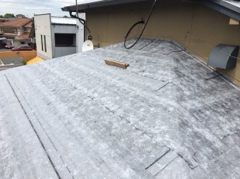 下屋根防水紙設置中