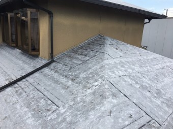 下屋根防水紙設置中