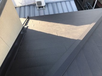 下屋根ガルテクト設置中