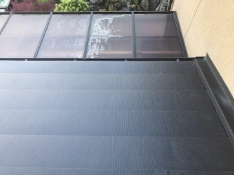 下屋根ガルテクト設置中