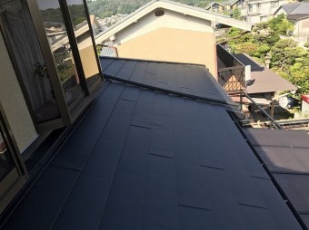 下屋根部分ガルテクト設置中
