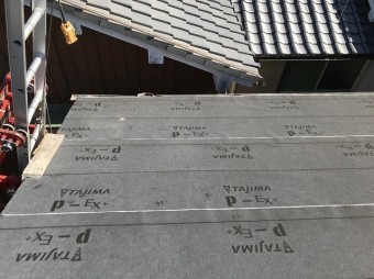 防水紙設置中