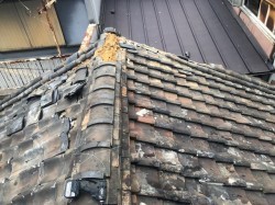 瓦の経年劣化で剥がれ発生