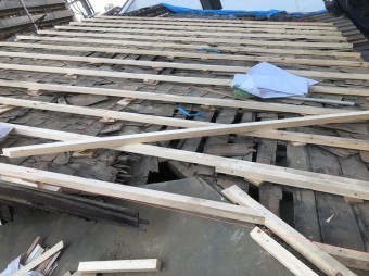 奈良市の屋根葺き替え工事での補強垂木の設置
