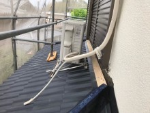 下屋の黒いスレート瓦設置