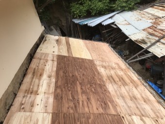 下屋根に野地板を設置