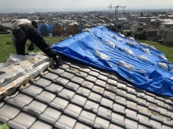 いぶし瓦の葺き替えと職人