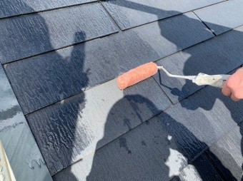 下塗り塗装中の屋根