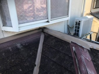 田原本町で棟板金が剥がれたカラーベスト下屋根