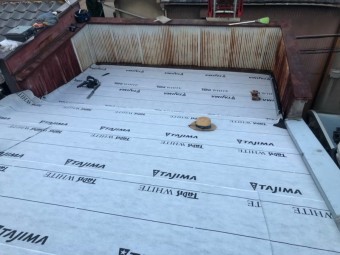 奈良市のパラペット付き屋根に防水紙(ルーフィング)を張り付け