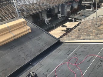 防水紙の設置差し掛けやね部分