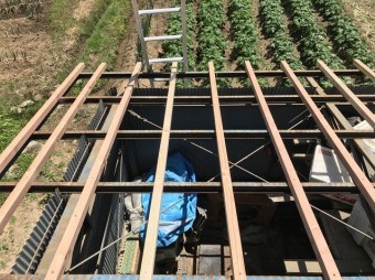 大和郡山市の青色トタン波板屋根の垂木補強
