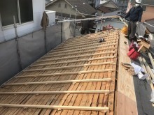生駒市でもう片方の屋根面の高さ調整
