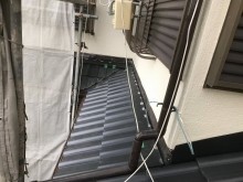 下屋の黒いスレート瓦設置