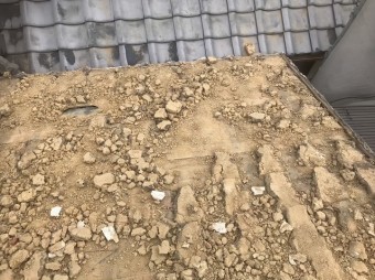 固くかたまった葺き土の撤去