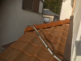 平群町で棟部に冠瓦設置