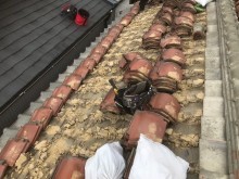 香芝市の釉薬瓦屋根の瓦解体作業