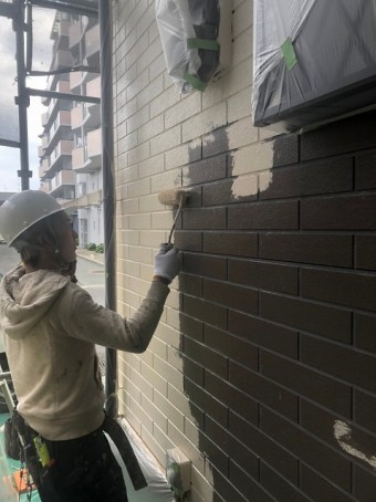 外壁中塗り作業