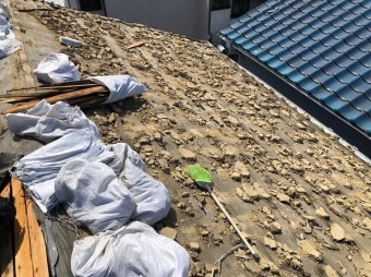 天理市の二階建て住宅の瓦を撤去した様子